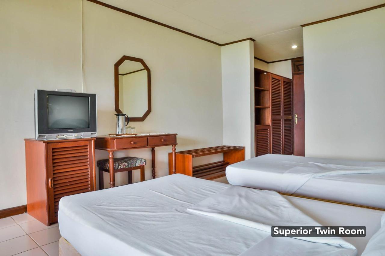 Silintong Hotel Ambarita Εξωτερικό φωτογραφία