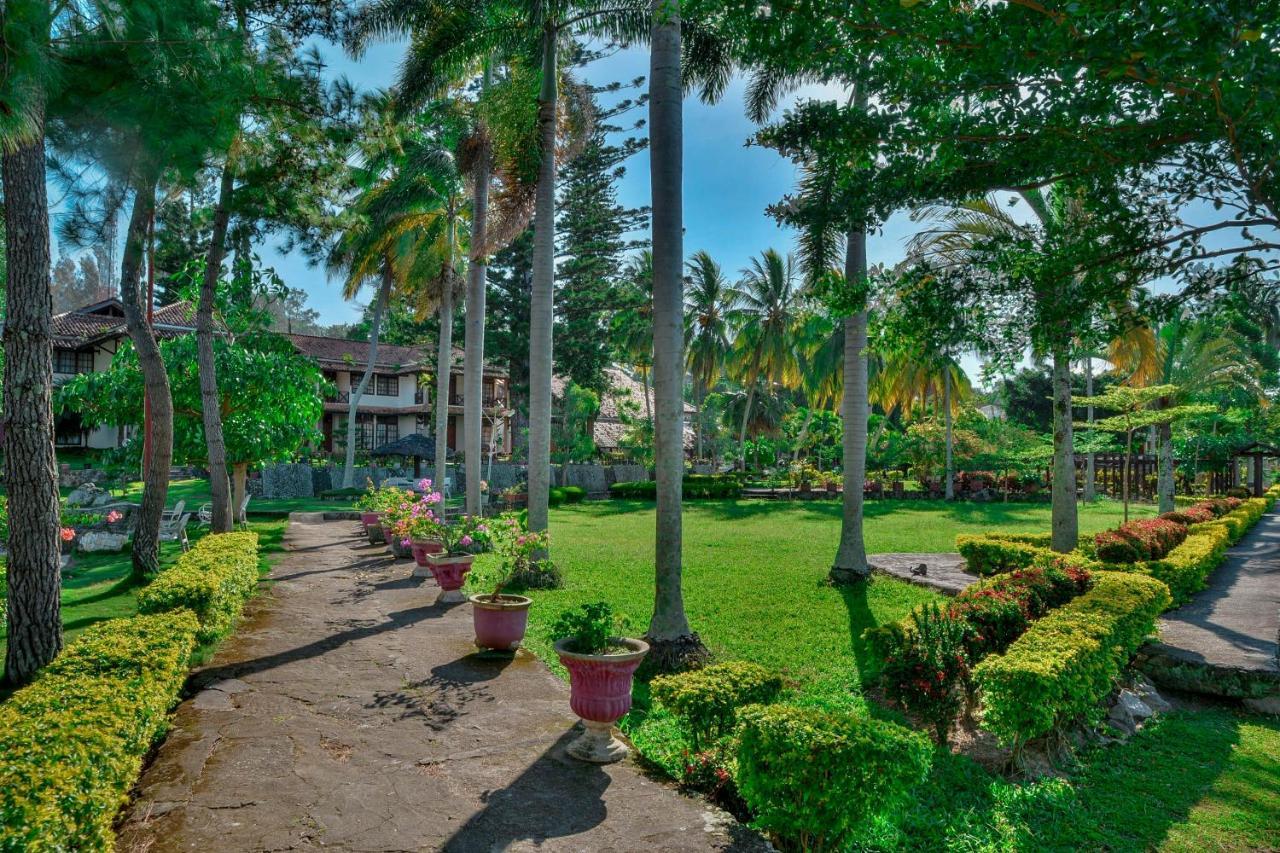 Silintong Hotel Ambarita Εξωτερικό φωτογραφία