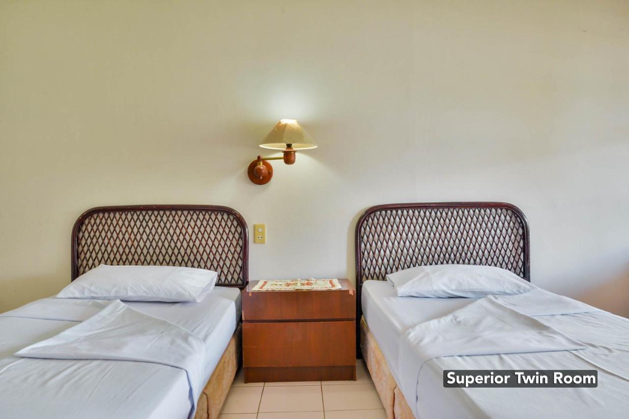 Silintong Hotel Ambarita Εξωτερικό φωτογραφία